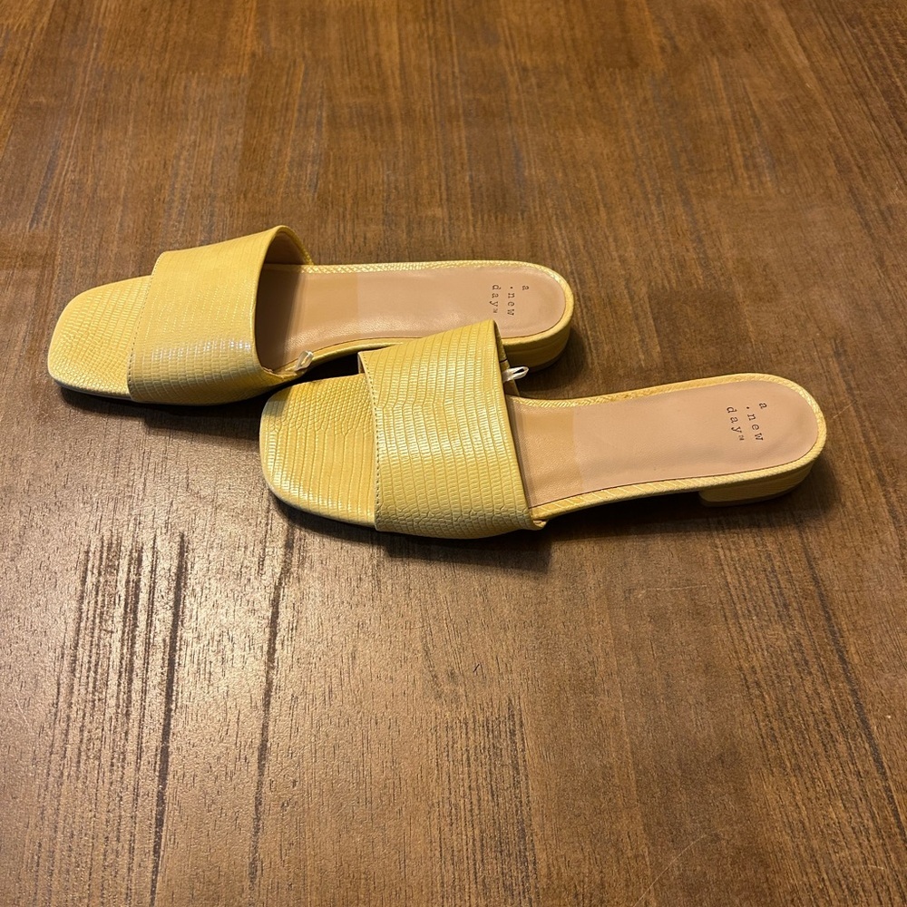 a new day Yellow Snakeskin Slip On Sandals Size 9 NWOT - Picture 5 of 6